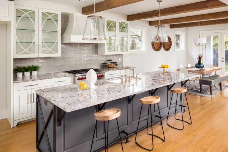 Comptoirs en granit: Un ajout intemporel aux cuisines traditionnelles