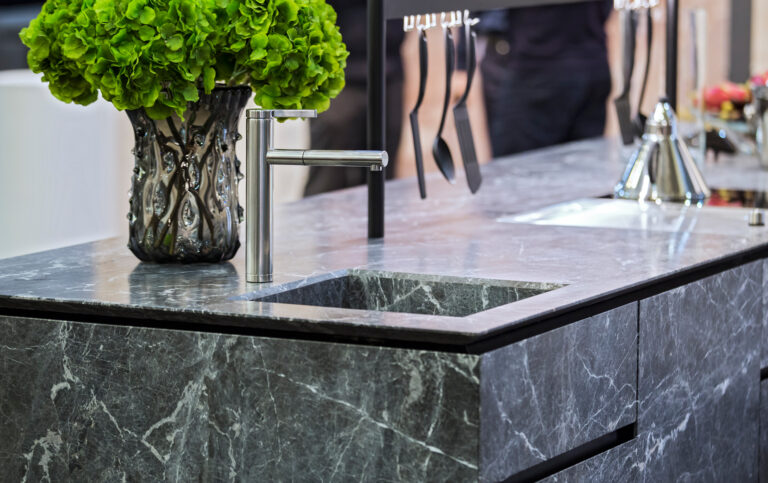 Comptoirs en quartz pour les espaces commerciaux: Un choix pratique